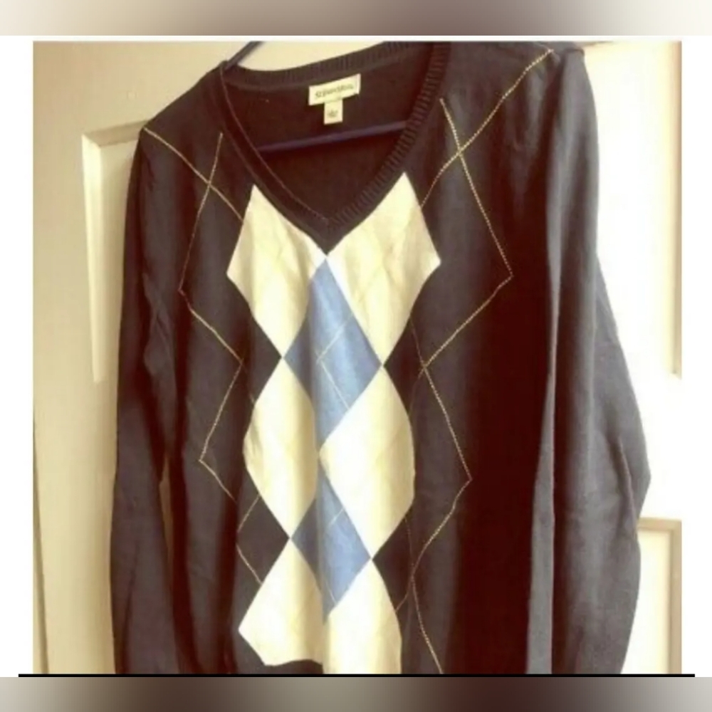 Women's argyle v-neck long sleeved sweater